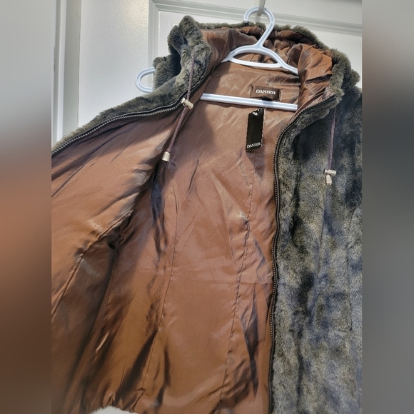 Danier faux fur hooded vest with toggles - Picture 4 of 5
